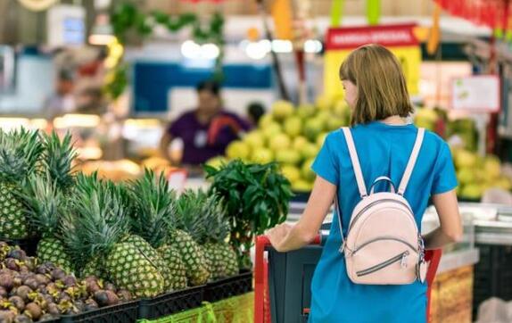 Zakaj so samopostrežne blagajne v supermarketih bolj priljubljene od ročnih?